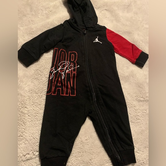 Black and red coverall Jordan zip up 3-6m - Picture 2 of 2